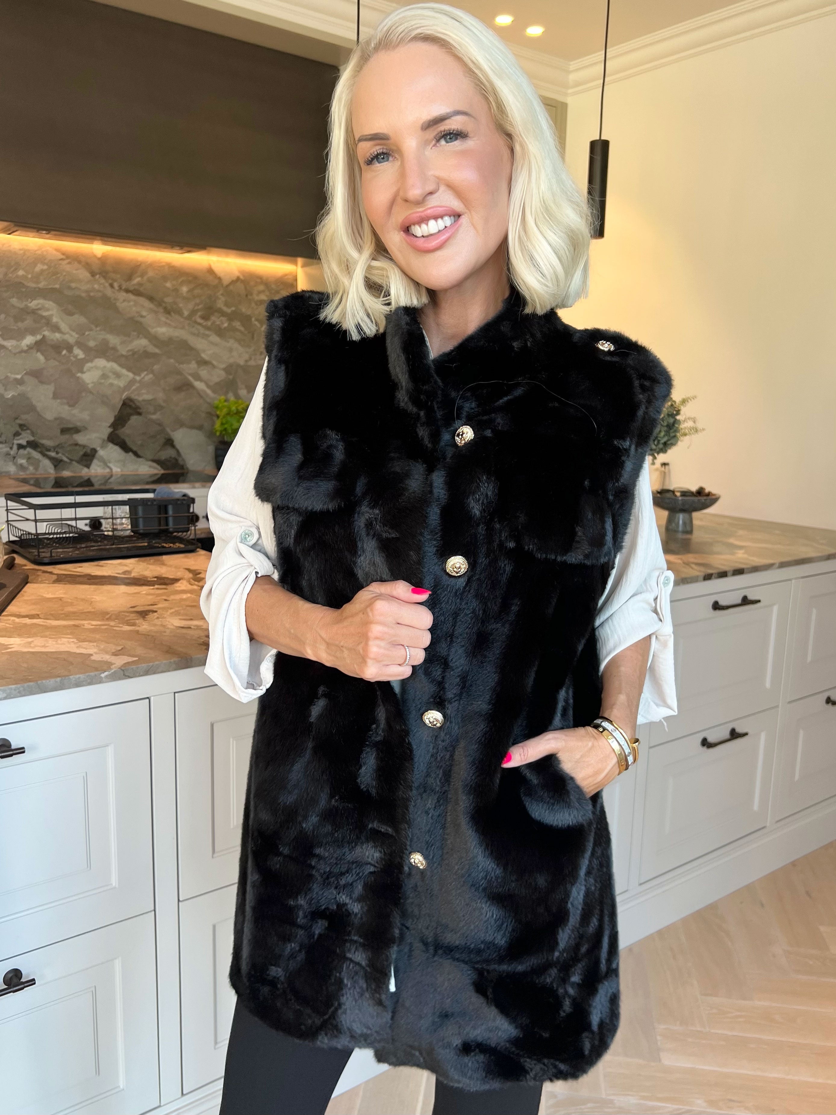 Emilija - Blød faux fur vest med elegante guldknapper